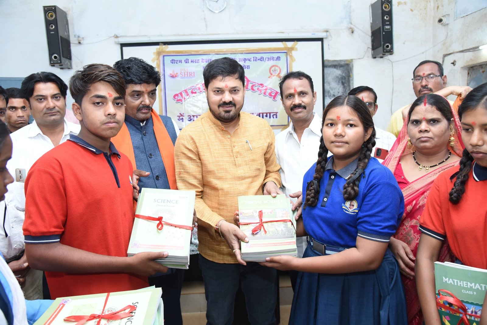 धरसींवा में शाला प्रवेशोत्सव के रंग में रंगे बच्चे : पद्मश्री विधायक अनुज शर्मा ने बच्चों को दी सफलता की प्रेरणा, किया वृक्षारोपण, बांटी किताबें-साइकिल और सेवानिवृत्त शिक्षकों का किया सम्मान 1 IMG 20250625 WA0049 scaled