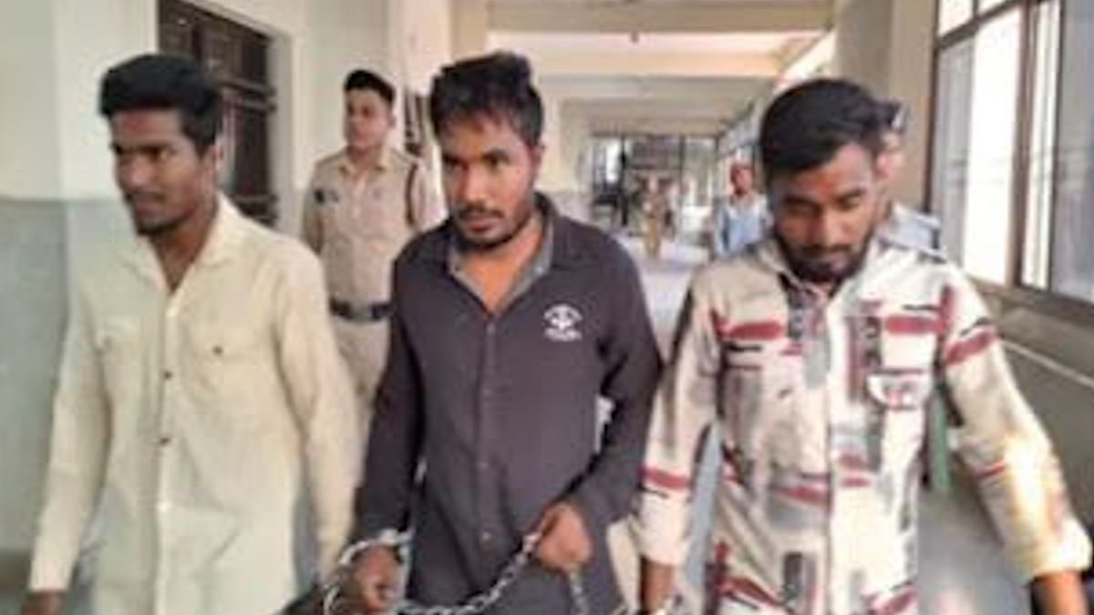 Bangladeshi Family Busted in Raipur: फर्जी दस्तावेजों के सहारे सालों से रह रहा था परिवार, अंडा ठेले की आड़ में छिपाई थी असली पहचान 1 bangladeshi