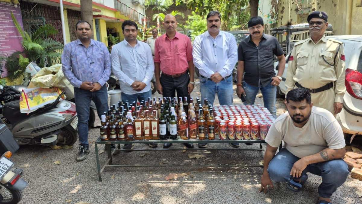 रायपुर में आबकारी विभाग की बड़ी कार्रवाई: हर्ष प्राइड से 105 लीटर विदेशी शराब बरामद, एक गिरफ्तार 1 image 2025 06 16T153739.839