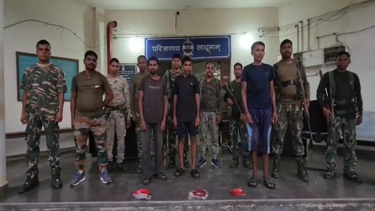 बीजापुर में सुरक्षाबलों की बड़ी कार्रवाई: 5 नक्सली गिरफ्तार, भारी मात्रा में विस्फोटक और माओवादी सामग्री बरामद 1 image 2025 06 22T210457.034 1