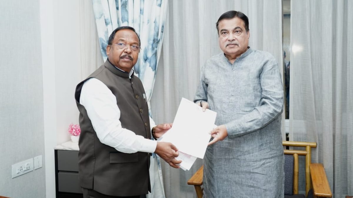 बलरामपुर बायपास और रायपुर-बनारस मार्ग की मंजूरी की मांग: मंत्री रामविचार नेताम ने नागपुर में केंद्रीय मंत्री नितिन गडकरी से की मुलाकात 1 image 2025 06 29T234254.498