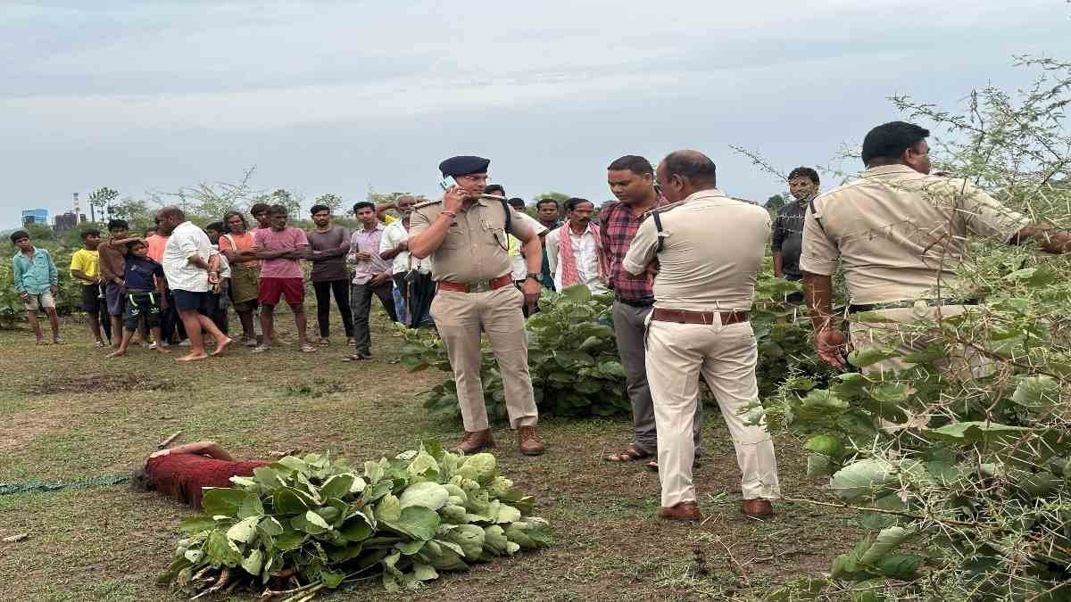 CG Crime: बिलासपुर में संदिग्ध हालात में महिला की हत्या, कुल्हाड़ी से वार कर उतारा मौत के घाट, गांव में फैली सनसनी 1 image 31 13