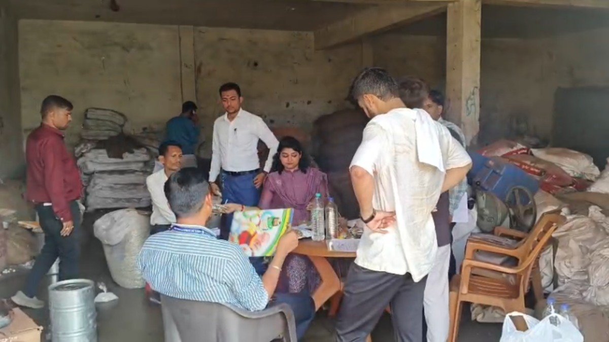 बिना लाइसेंस चल रही कोमल फूड फैक्ट्री पर तीसरी बार छापा, खाद्य सुरक्षा विभाग की दोहरी जांच से उठे सवाल 1 image 32 5