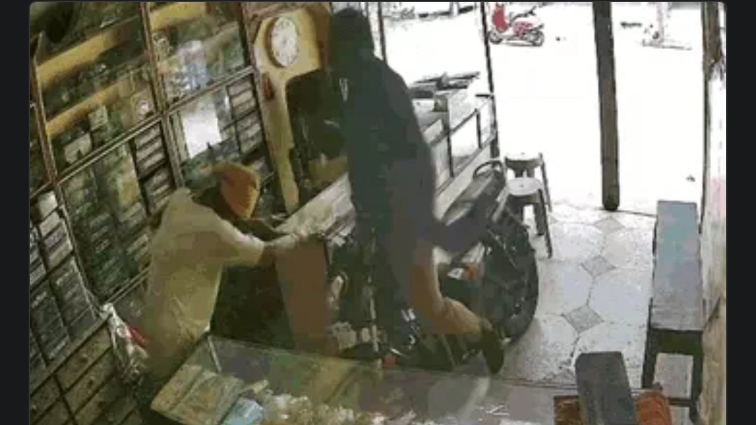 बलौदाबाजार: बेटे ने दिव्यांग पिता पर किया चाकू से जानलेवा हमला, CCTV में कैद हुई खौफनाक वारदात 1 image editor output image 97909755 1750240158942