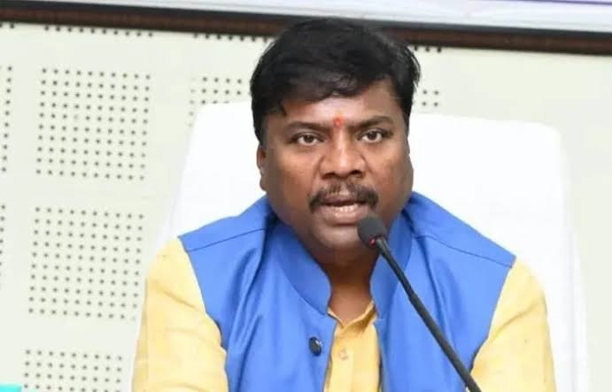 छत्तीसगढ़ में मांस-हड्डी तस्करों पर गिरेगी गाज़, केदार कश्यप ने दी चेतावनी; दूसरी तरफ शुरू हुई दुधारू पशु योजना, गांव-गांव तक पहुंचेगा फायदा 1 images 27 11