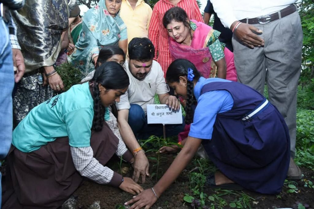 धरसींवा के ग्राम मांढर और ग्राम सांकरा में शाला प्रवेश उत्सव: अनुज शर्मा ने बच्चों संग किया वृक्षारोपण, बोले- ये नन्हे मुन्ने ही हैं देश का भविष्य 2 1001892438