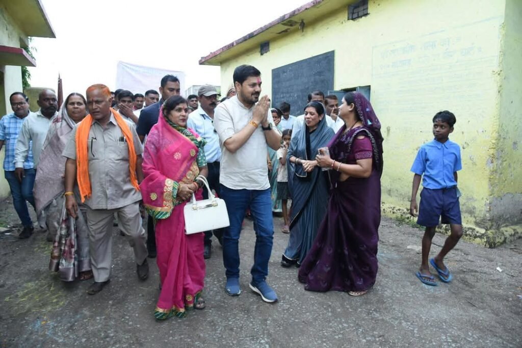 धरसींवा के ग्राम मांढर और ग्राम सांकरा में शाला प्रवेश उत्सव: अनुज शर्मा ने बच्चों संग किया वृक्षारोपण, बोले- ये नन्हे मुन्ने ही हैं देश का भविष्य 4 1001892440