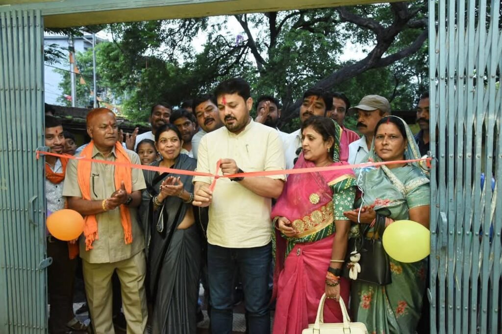 धरसींवा के ग्राम मांढर और ग्राम सांकरा में शाला प्रवेश उत्सव: अनुज शर्मा ने बच्चों संग किया वृक्षारोपण, बोले- ये नन्हे मुन्ने ही हैं देश का भविष्य 3 1001892442