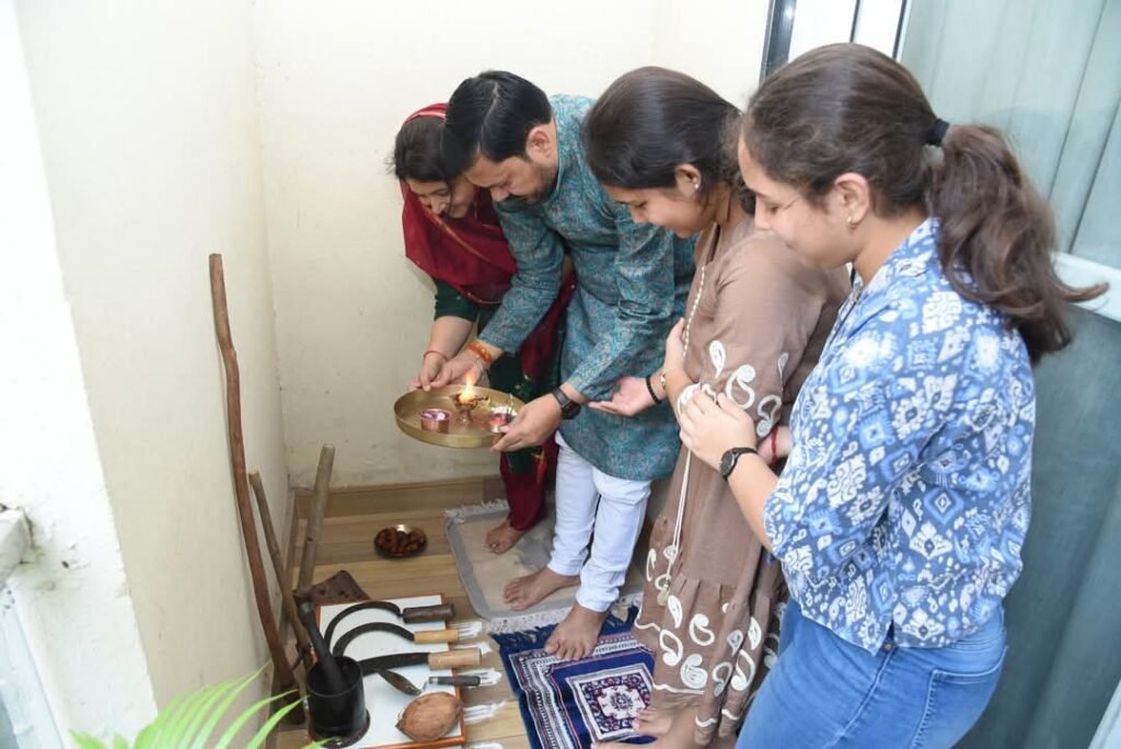 धरसींवा विधायक अनुज शर्मा ने दी प्रदेशवासियों को हरेली की बधाई, कहा- यह पर्व परंपरा नहीं, प्रकृति के प्रति जिम्मेदारी का प्रतीक है 2 1002048668