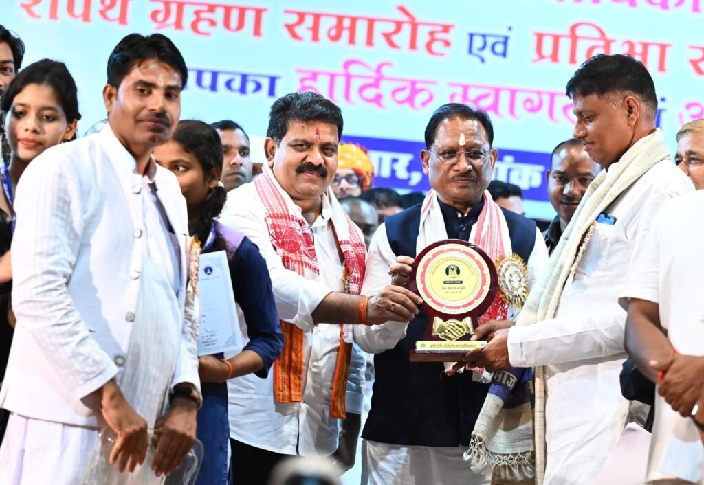 "सतनामी समाज को सीएम विष्णु देव साय का बड़ा तोहफा – जैतखाम से बढ़ा गौरव, रायपुर में बहुद्देशीय भवन के लिए 1 करोड़, मड़वा महल के अधूरे कामों को 50 लाख की मंजूरी, मेधावी छात्रों को मिलेंगे 5-5 हजार रुपये 2 1002069006