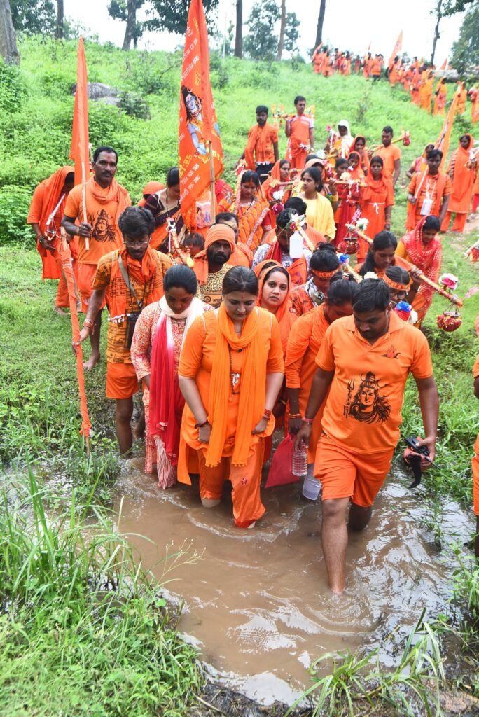 सनातन आस्था की मिसाल : 151 KM की कठिन कांवड़ यात्रा पर निकलीं पंडरिया विधायक भावना बोहरा — अमरकंटक से भोरमदेव तक जंगल, पहाड़, बारिश और नदियाँ पार कर किया भोलेनाथ का जलाभिषेक, नारी शक्ति और भक्ति का अद्वितीय संगम… CM विष्णु देव साय ने फोन कर दी शुभकामनाएं 4 1002069594