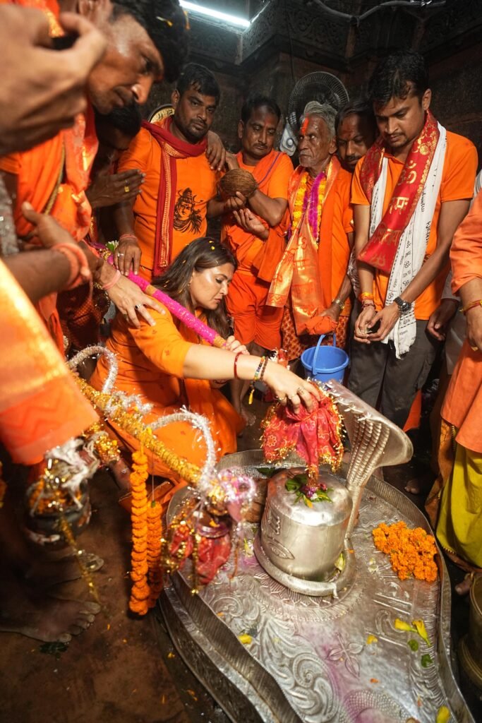 सनातन आस्था की मिसाल : 151 KM की कठिन कांवड़ यात्रा पर निकलीं पंडरिया विधायक भावना बोहरा — अमरकंटक से भोरमदेव तक जंगल, पहाड़, बारिश और नदियाँ पार कर किया भोलेनाथ का जलाभिषेक, नारी शक्ति और भक्ति का अद्वितीय संगम… CM विष्णु देव साय ने फोन कर दी शुभकामनाएं 2 1002069599