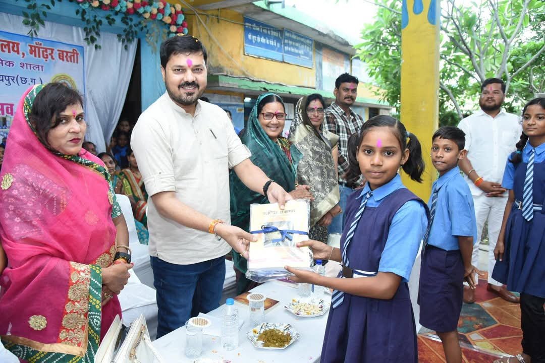 धरसींवा के ग्राम मांढर और ग्राम सांकरा में शाला प्रवेश उत्सव: अनुज शर्मा ने बच्चों संग किया वृक्षारोपण, बोले- ये नन्हे मुन्ने ही हैं देश का भविष्य 1 IMG 20250701 WA0002
