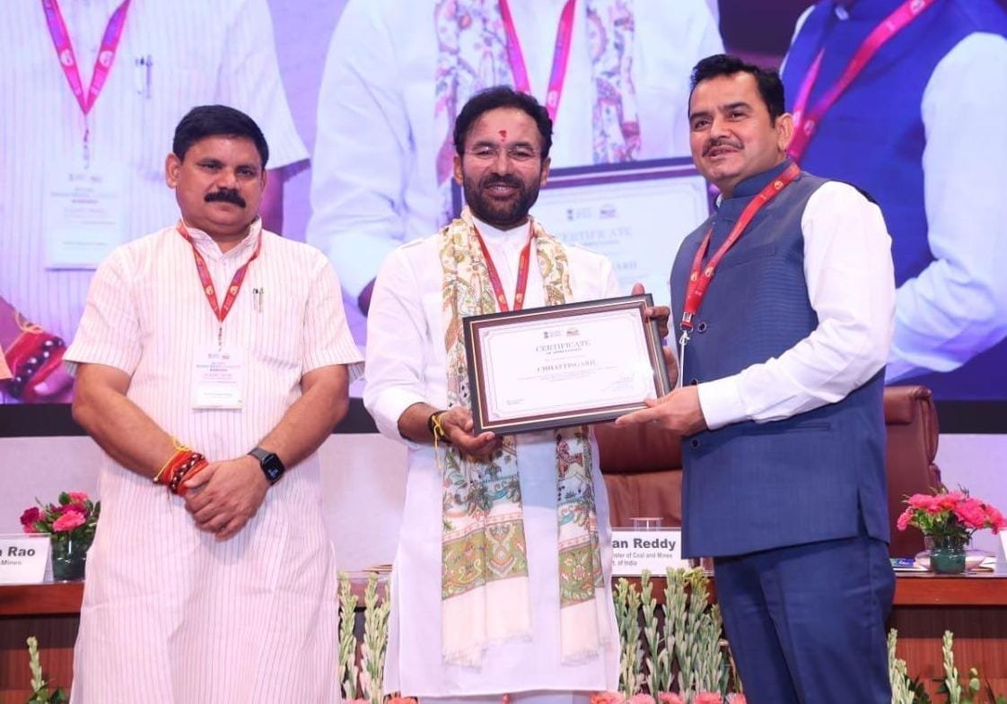 खनन प्रभावित क्षेत्रों में विकास और पारदर्शिता के लिए छत्तीसगढ़ की पहल को मिला राष्ट्रीय सम्मान, डीएमएफ के उत्कृष्ट कार्यों पर भारत सरकार के खान मंत्रालय ने किया सम्मानित 1 IMG 20250709 WA0028