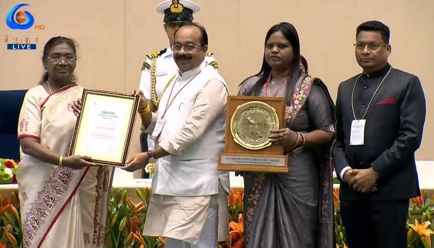 स्वच्छता सर्वेक्षण में छत्तीसगढ़ का डंका : राष्ट्रपति मुर्मु ने सात निकायों को किया सम्मानित, विधायक अनुज ने खुशी जाहिर करते हुए मुख्यमंत्री साय व उप मुख्यमंत्री साव को दी बधाई 1 IMG 20250717 WA0043