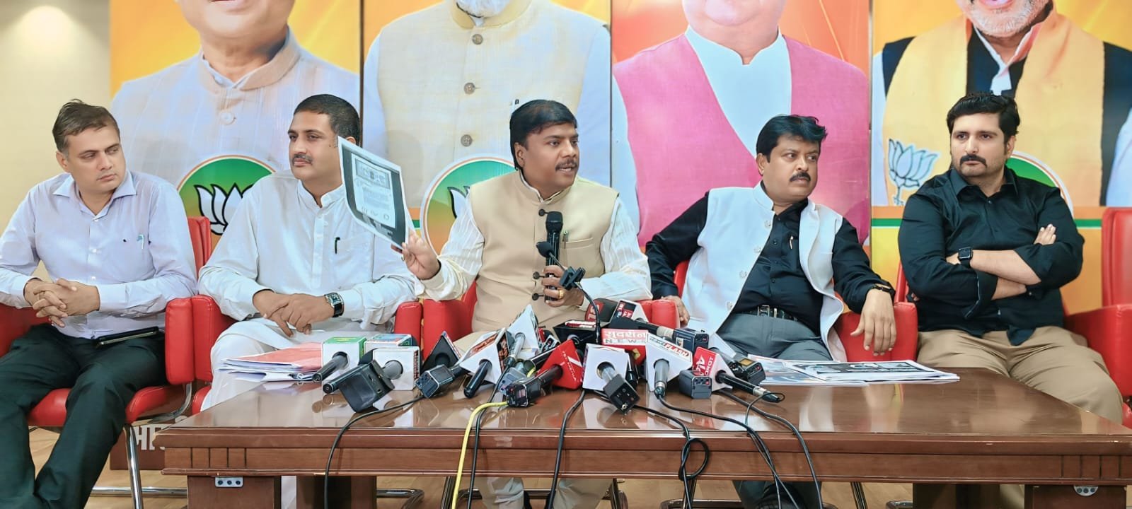 भाजपा का बड़ा हमला: केदार कश्यप ने कांग्रेस को बताया 'झूठ की फैक्ट्री', भूपेश बघेल सरकार पर लगाए कोयला घोटाले और संसाधन लूट के गंभीर आरोप, जारी किए दस्तावेज 1 IMG 20250720 WA0034