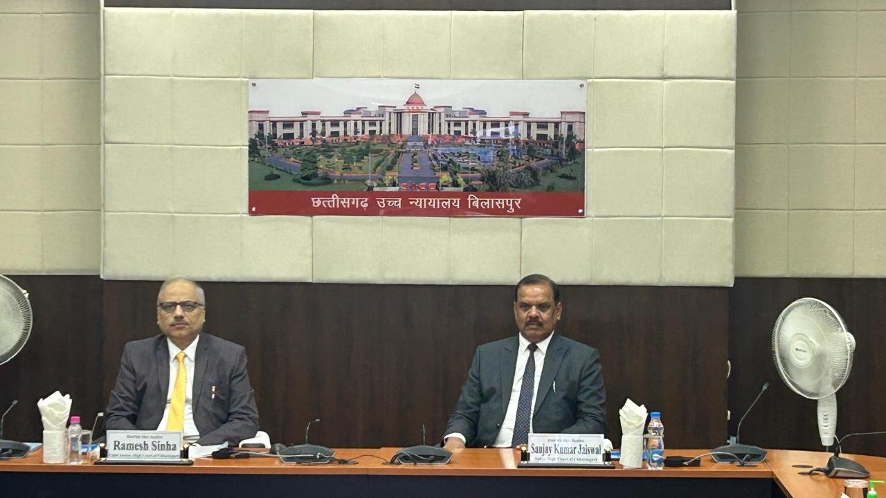 वनांचल में न्याय व्यवस्था को नई मजबूती: अंबागढ़ चौकी में मुख्य न्यायाधिपति रमेश सिन्हा ने किया न्यायिक आवासीय परिसर का भूमिपूजन 1 IMG 20250721 WA0035