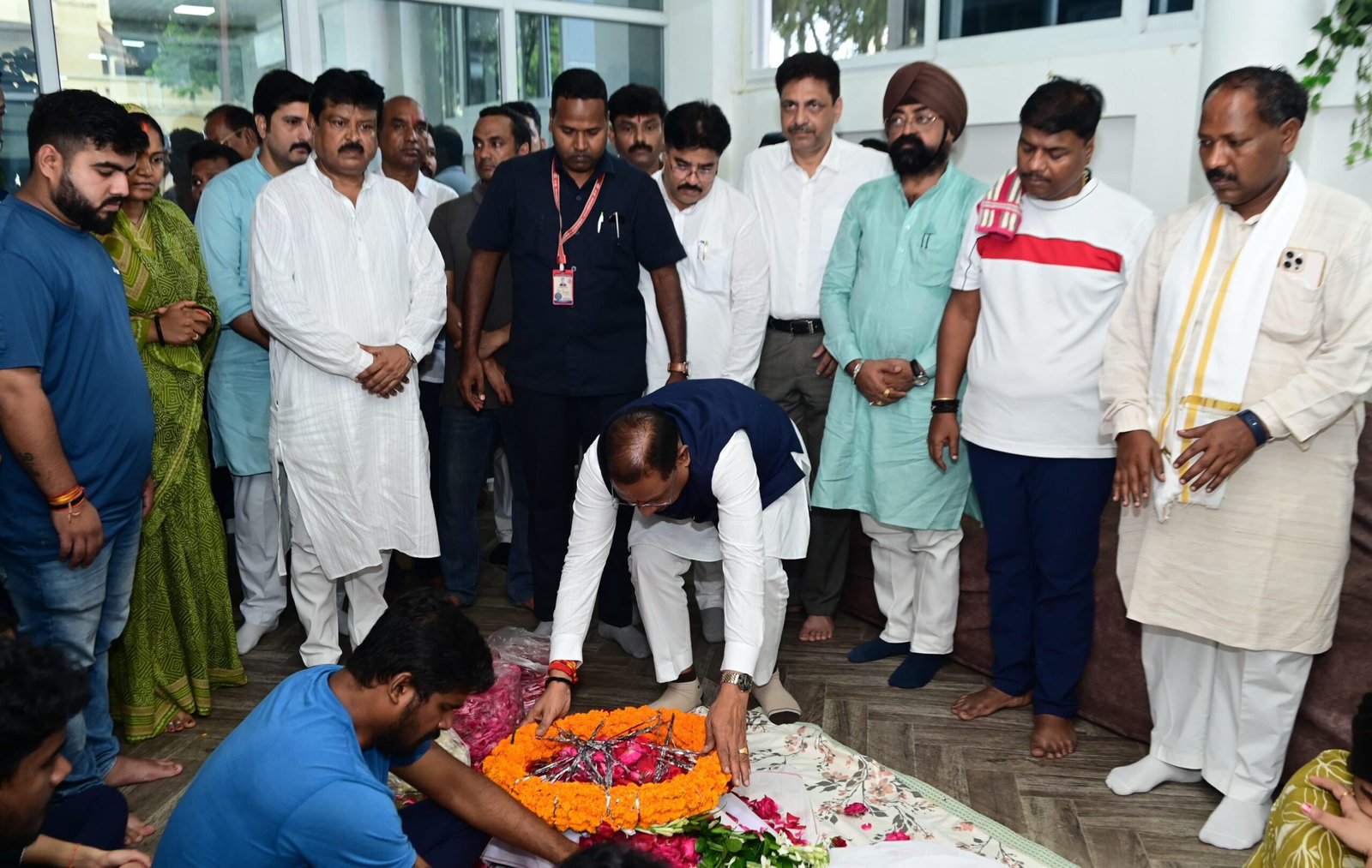 मुख्यमंत्री विष्णु देव साय ने स्वर्गीय निखिल कश्यप को दी श्रद्धांजलि, शोक संतप्त परिजनों से की मुलाकात 1 IMG 20250723 WA0034 scaled