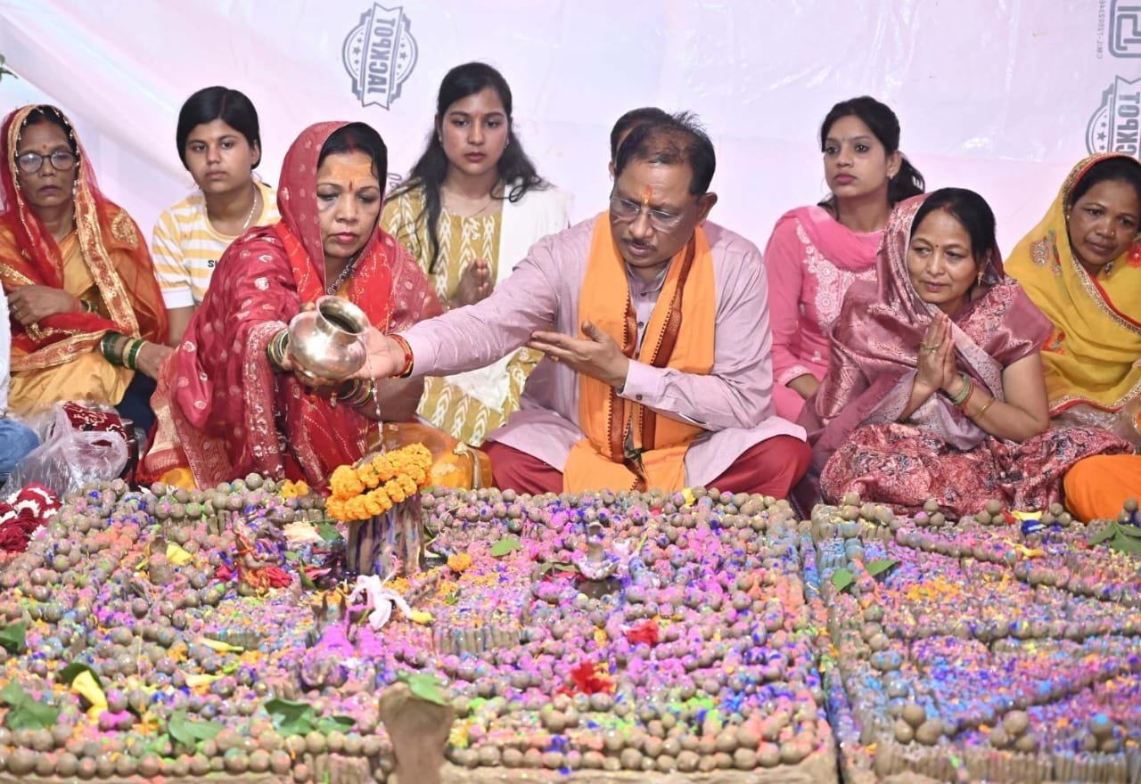 मुख्यमंत्री विष्णुदेव साय ने फलेश्वरनाथ महादेव मंदिर में पूजा अर्चना कर प्रदेशवासियों की सुख समृद्धि और खुशहाली की मंगलकामना की 1 IMG 20250724 WA0091 1