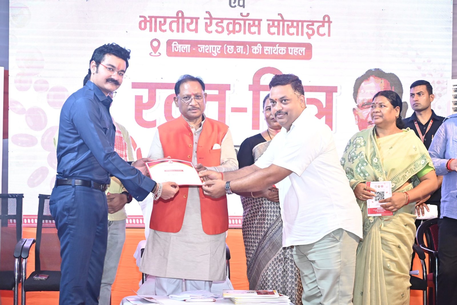 मुख्यमंत्री विष्णुदेव साय ने किया “रक्त-मित्र” पुस्तिका का विमोचन, रेडक्रॉस के आजीवन सदस्यों को किया सम्मानित 1 IMG 20250725 WA0018 scaled