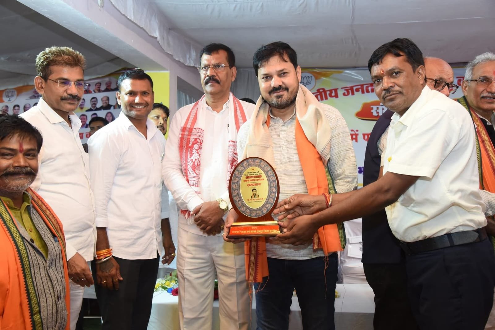 अन्य पिछड़ा वर्ग मोर्चा सम्मेलन में शामिल हुए विधायक अनुज शर्मा, बोले - "एक पेड़ माँ के नाम केवल वृक्षारोपण नहीं, बल्कि अपनी माँ और मातृभूमि के प्रति श्रद्धा का प्रतीक" 1 IMG 20250726 WA0090