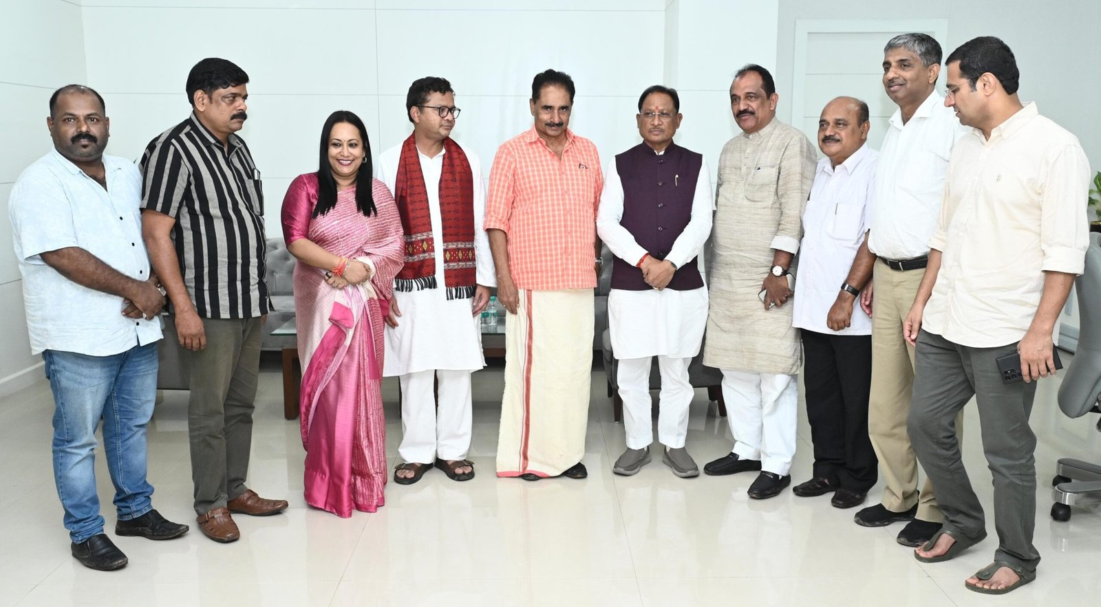मुख्यमंत्री साय से केरल एवं ओडिशा के सांसदों के प्रतिनिधिमंडल ने की सौजन्य मुलाकात, मुख्यमंत्री ने कहा – छत्तीसगढ़ एक शांतिप्रिय प्रदेश है, कानून अपना कार्य कर रहा है 1 IMG 20250729 WA0032 scaled