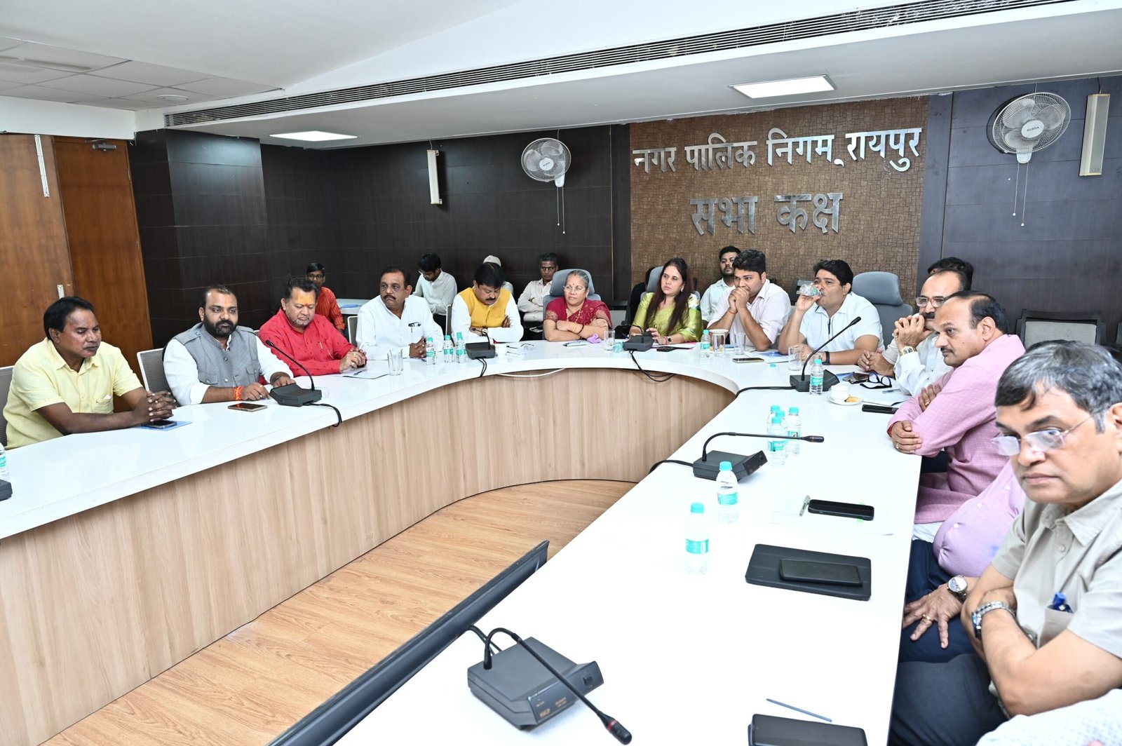महापौर मीनल चौबे की नई पहल: जलभराव से निजात दिलाने पूर्व महापौरों-सभापतियों से लिया सुझाव, समाधान की बनी रूपरेखा 1 IMG 20250730 WA0011 scaled