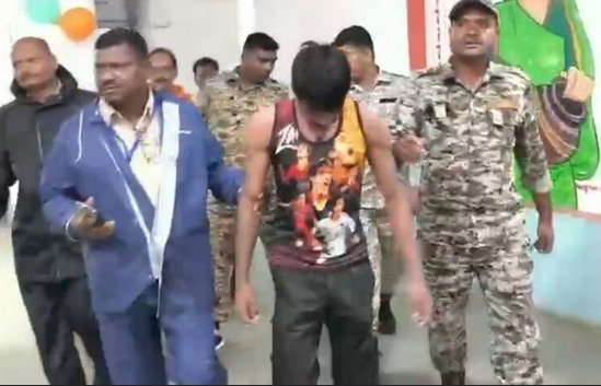 "धमतरी में युवक ने आवास न मिलने पर किया आत्मदाह का प्रयास, कलेक्ट्रेट के सामने पेट्रोल डालकर लगाने वाला था आग" 1 WhatsApp Image 2025 07 21 at 17.02.15