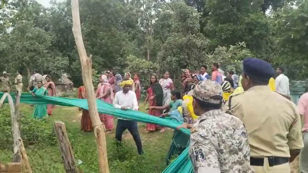 धर्मांतरण विवाद से सुलगा कांकेर: शव दफनाने को लेकर बवाल, चर्च में तोड़फोड़, गांव में तनाव 1 image 2025 07 28T161521.284 1024x575 1