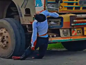 Tragic Road Accident in Balrampur: तेज रफ्तार ट्रक ने पति-पत्नी को कुचला, युवक को 1 किलोमीटर तक घसीटा 1 image 2025 07 29t205020415 1753802465