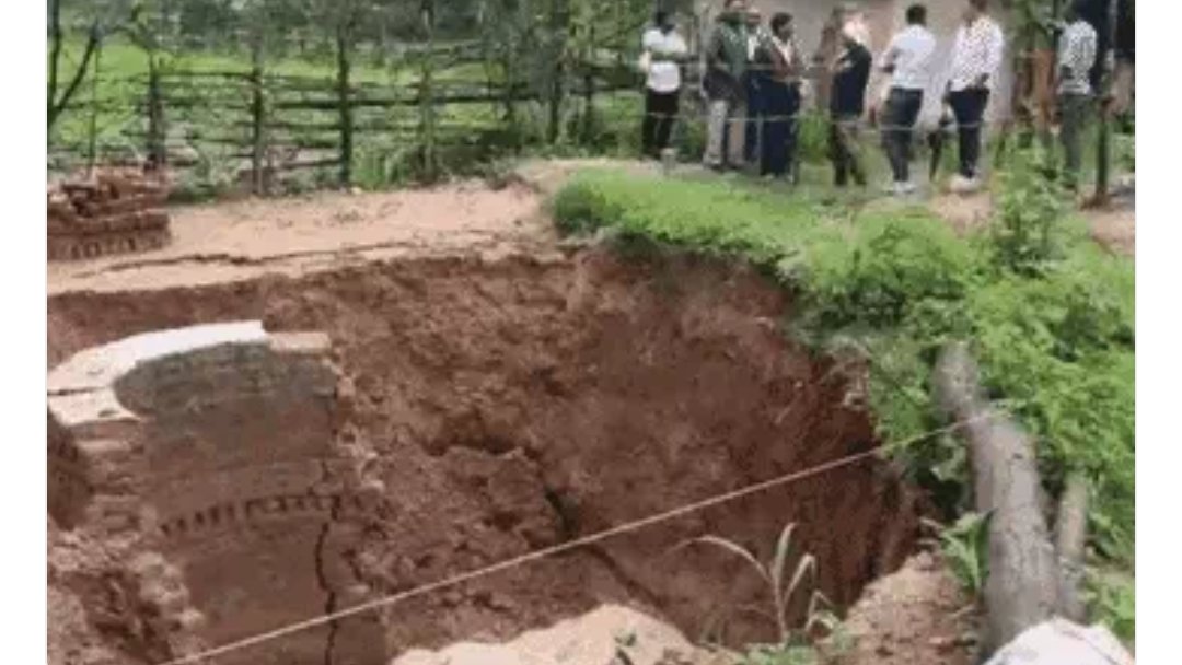 छत्तीसगढ़ के कोरबा में भारी बारिश के बीच बड़ा हादसा: कुआं धंसने से पति-पत्नी समेत तीन लोग मलबे में दबे, 25 फीट नीचे से दो शव निकाले गए, तीसरे की तलाश में जुटी SDRF 1 image editor output image 1232505505 1753862869121