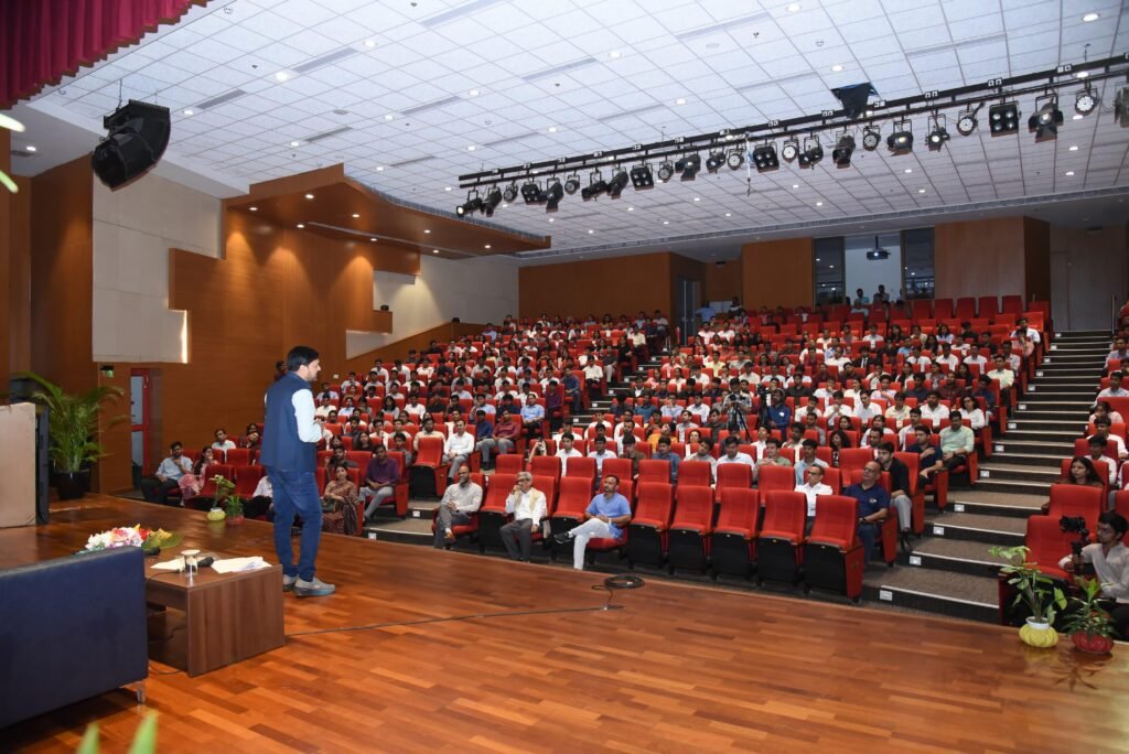IIM रायपुर में विधायक अनुज शर्मा का व्याख्यान : अभिनय, नेतृत्व और जनसेवा के अनुभवों से युवाओं को किया प्रेरित, ‘Gyan Varsha Series’ में छात्रों से कहा – संघर्ष ही सबसे बड़ा शिक्षक 3 1002111593