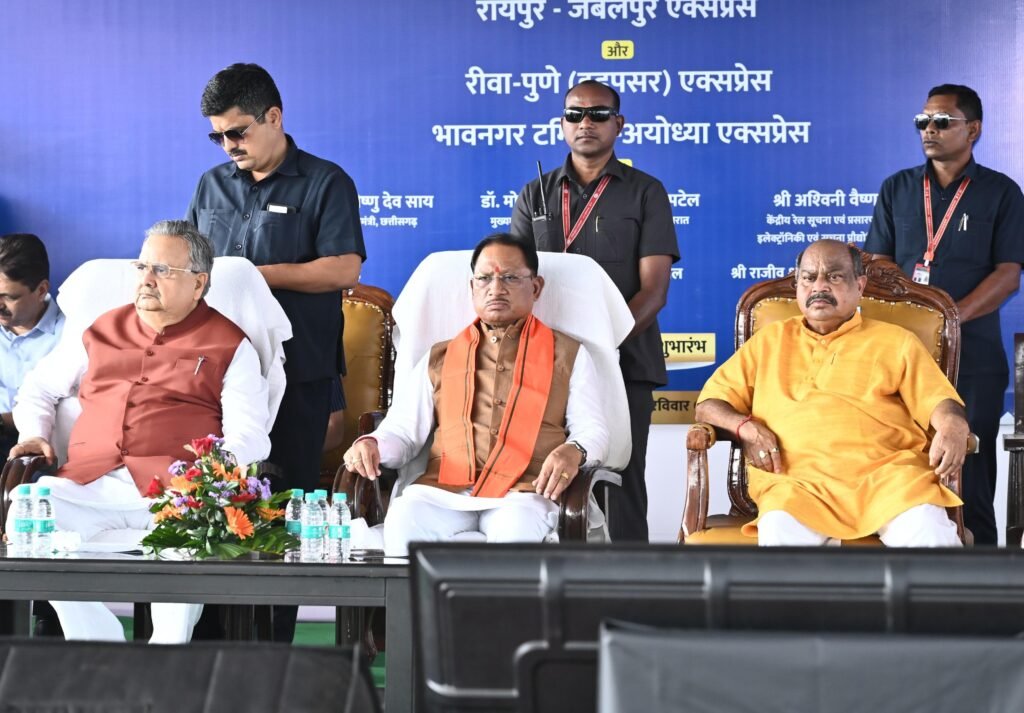 CM विष्णुदेव साय ने दिखाई रायपुर-जबलपुर एक्सप्रेस को हरी झंडी, बोले – 8 घंटे में पूरा होगा सफर, 47 हजार करोड़ की रेल परियोजनाओं से छत्तीसगढ़ को नई रफ्तार 2 1002115438
