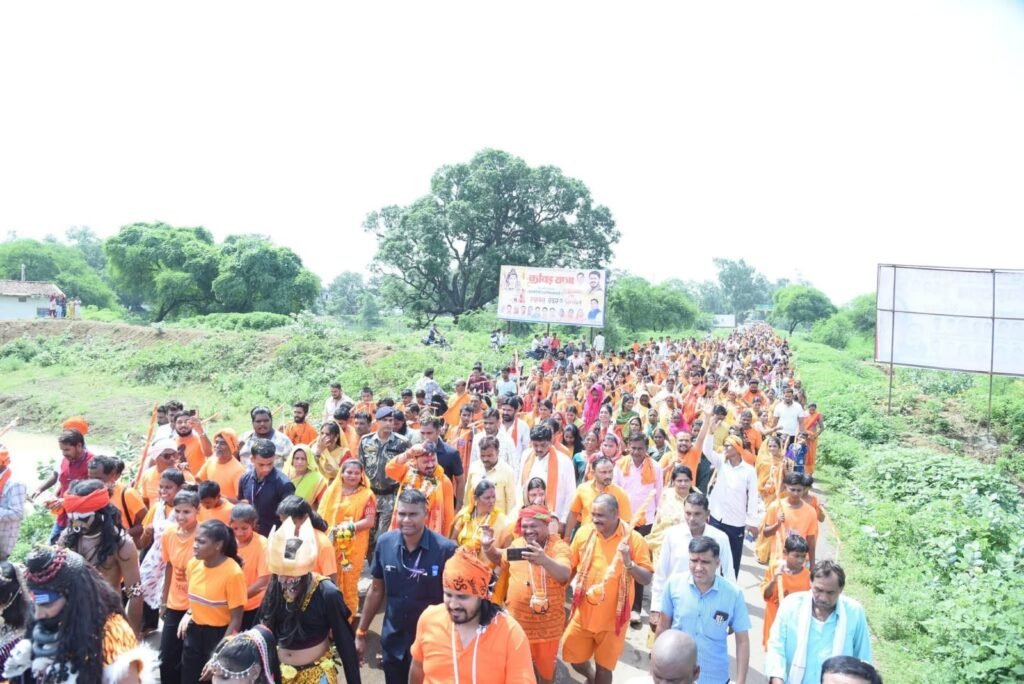 धरसींवा में अद्भुत आस्था का संगम: विधायक अनुज शर्मा के नेतृत्व में 2000 कांवड़ियों ने तपती धूप में पूरी की सोमनाथ धाम की यात्रा, किया जलाभिषेक 3 1002121270