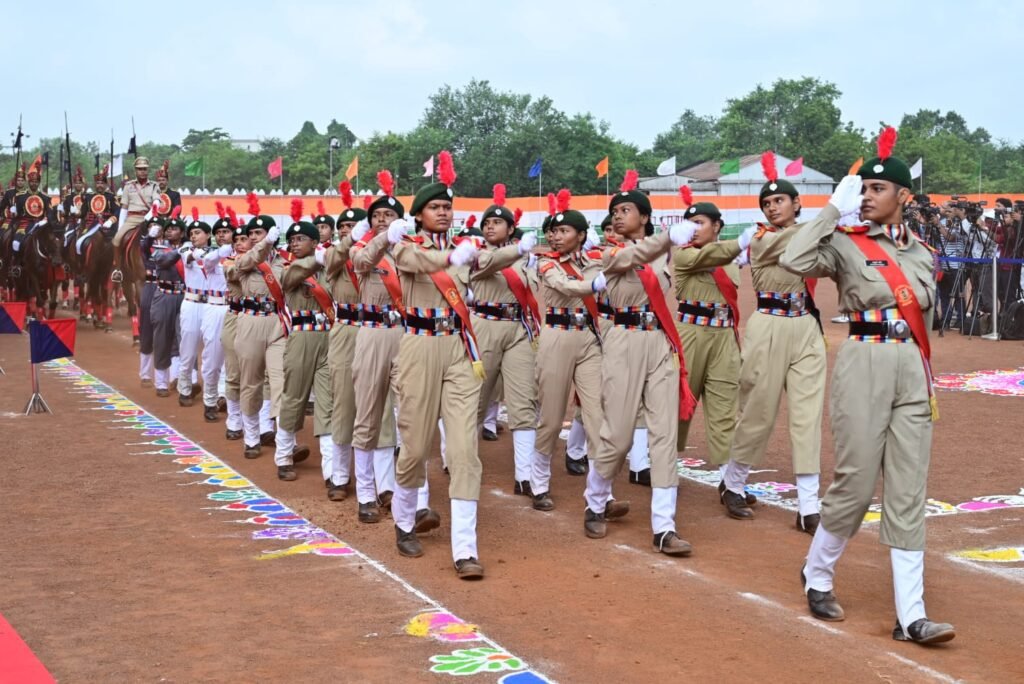 CM विष्णुदेव साय ने पुलिस परेड ग्राउण्ड में किया ध्वजारोहण : रायपुर में जल्द लागू होगी पुलिस कमिश्नर प्रणाली, बस्तर-सरगुजा में शुरू होगी ग्रामीण बस सेवा, नगरोत्थान योजना से बदलेंगे शहरों के हालात, आत्मनिर्भर भारत-आत्मनिर्भर छत्तीसगढ़ के निर्माण का आह्वान 3 1002197495