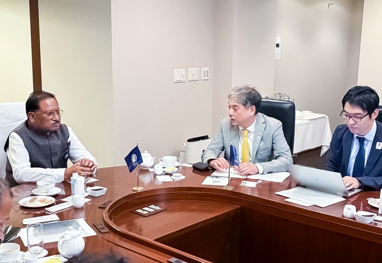 टोक्यो में JETRO प्रतिनिधियों के साथ बैठक में मुख्यमंत्री ने छत्तीसगढ़ की IT, टेक्सटाइल्स, एयरोस्पेस, ऑटोमोबाइल, इलेक्ट्रॉनिक्स और क्लीन एनर्जी में निवेश संभावनाओं को किया हाईलाइट 1 20250823 130050