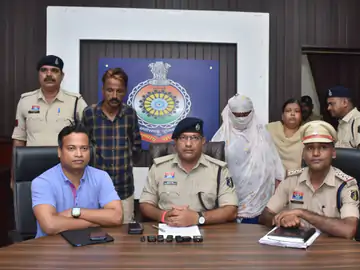 दुर्ग में 25 साल पुराने अफेयर का खौफनाक अंत: पत्नी ने बॉयफ्रेंड से करवाई पति की हत्या, शराब पिलाकर पत्थर से कुचल डाला सिर, पुलिस ने दोनों को किया गिरफ्तार 1 4fd1d08d 61f4 47e4 ab24 bea0baa4b3d0 1756298478054