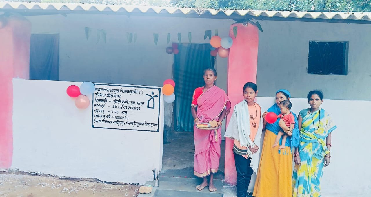 नक्सल पीड़ित परिवार के आशियाने का सपना हुआ साकार : CM विष्णु देव साय की पहल पर प्रधानमंत्री आवास योजना अंतर्गत बना छत्तीसगढ़ का पहला विशेष आवास 1 IMG 20250801 WA0003