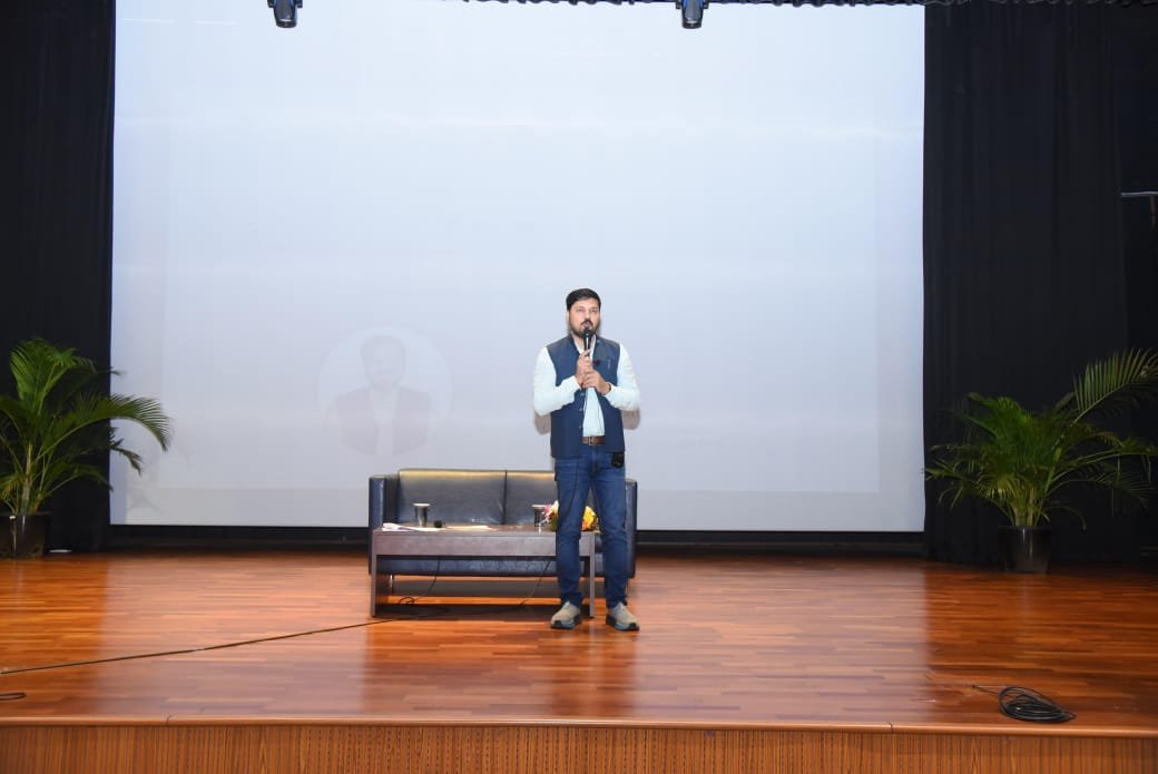 IIM रायपुर में विधायक अनुज शर्मा का व्याख्यान : अभिनय, नेतृत्व और जनसेवा के अनुभवों से युवाओं को किया प्रेरित, ‘Gyan Varsha Series’ में छात्रों से कहा – संघर्ष ही सबसे बड़ा शिक्षक 1 IMG 20250802 WA0042
