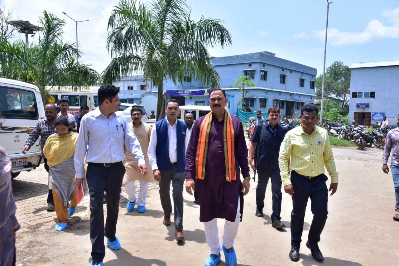 स्वास्थ्य मंत्री जायसवाल ने कोण्डागांव व फरसगांव में शासकीय अस्पतालों का किया निरीक्षण : स्वास्थ्य मंत्री ने की जिला अस्पताल कोंडागांव में 80 लाख रुपए की लागत से ऑपरेशन थिएटर निर्माण की घोषणा 1 IMG 20250805 WA0039