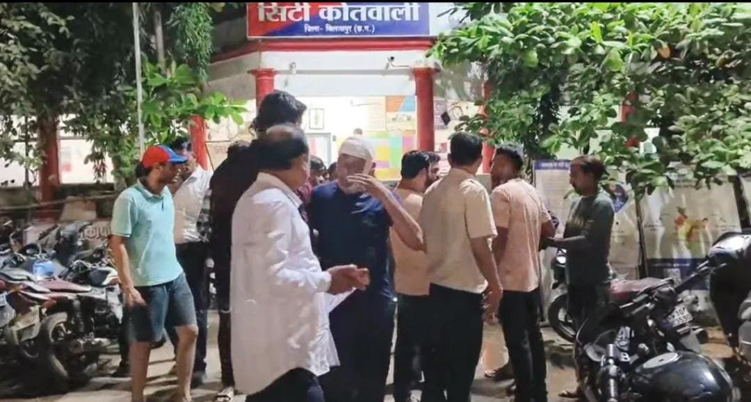 कश्यप कॉलोनी में पुलिस आरक्षक पर हमला : स्कूटी से कार में मारी टक्कर, दोस्तों को बुलाकर की पिटाई, सिर फटा, तीन आरोपी हिरासत में 1 IMG 20250813 WA0009