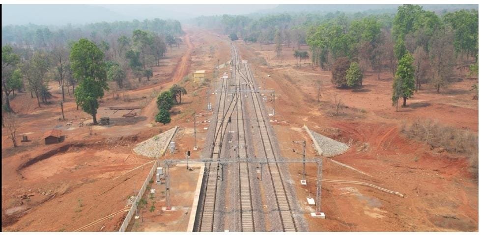 बस्तर में विकास की नई राह: दिसंबर तक पूरी होगी दल्लीराजहरा–रावघाट रेल परियोजना, 97% काम पूरा, नवंबर से शुरू हो सकता है ट्रेन परिचालन, खनिज परिवहन और रोजगार में बड़ी बढ़ोतरी 1 IMG 20250813 WA0041