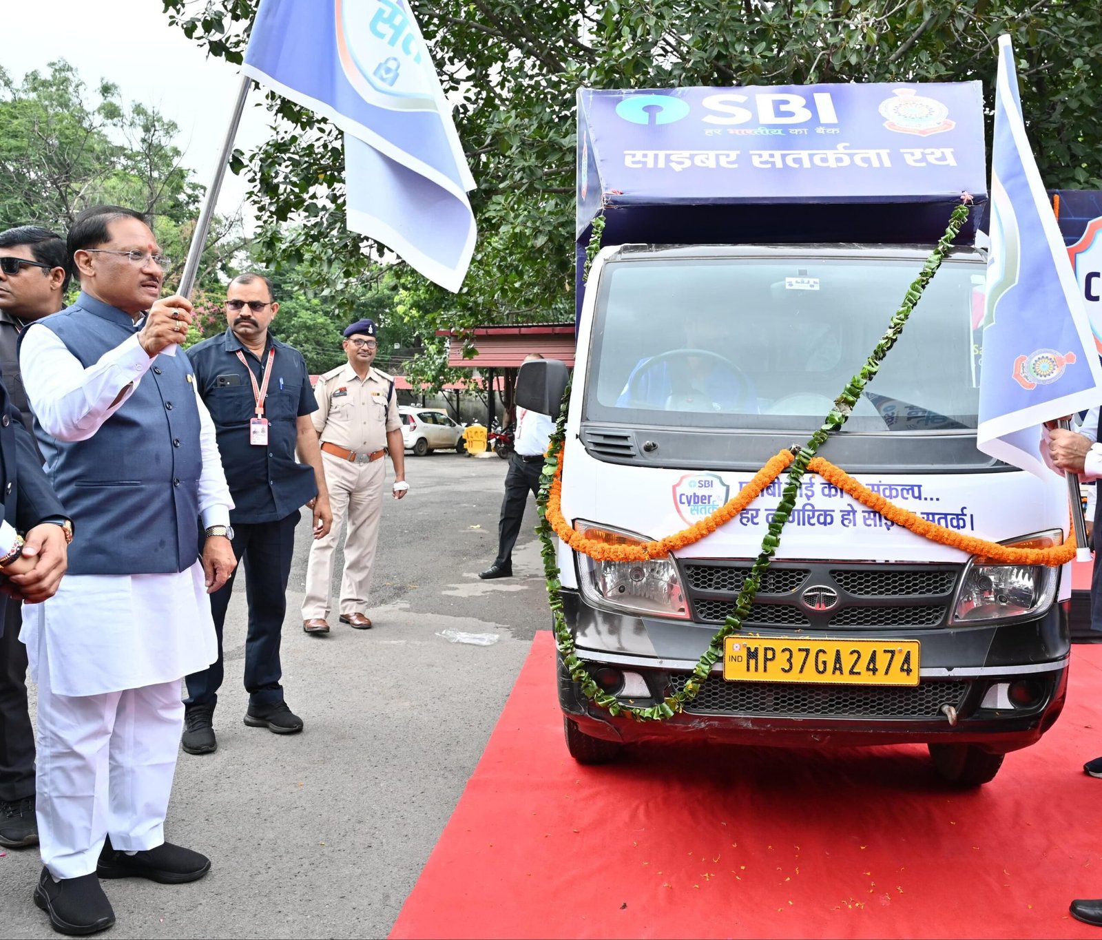 मुख्यमंत्री विष्णु देव साय ने रायपुर से एसबीआई साइबर सुरक्षा रथ किया रवाना, पूरे प्रदेश में चलेगा जागरूकता अभियान 1 IMG 20250816 WA0030 scaled