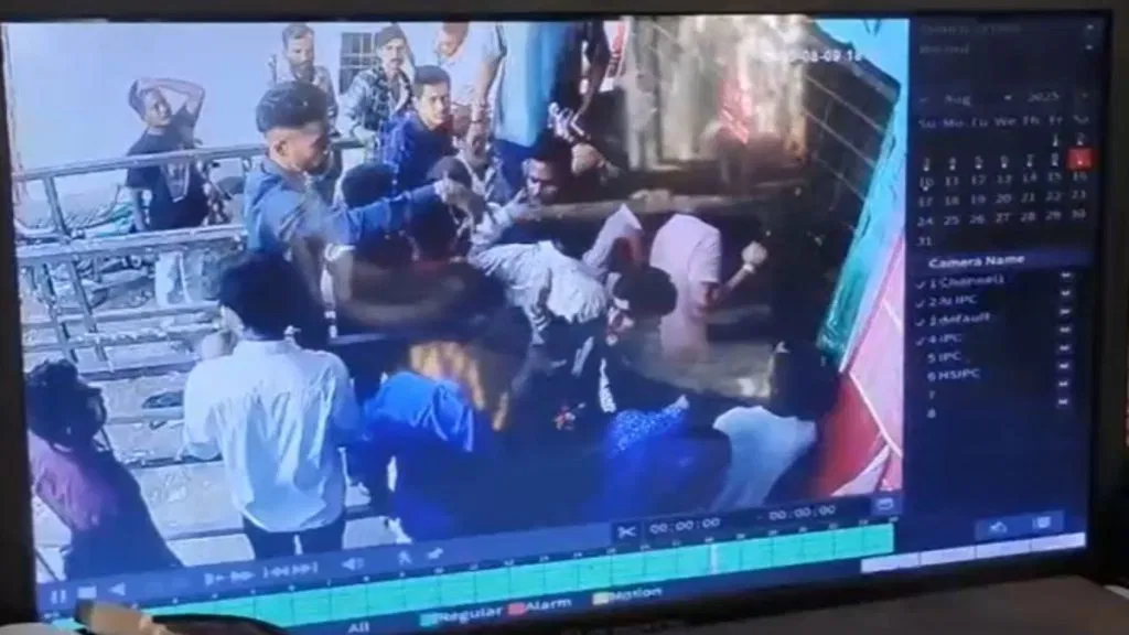 Raipur liquor shop में खूनखराबा : लाइन में धक्का-मुक्की के बाद चाकूबाजी और बोतल से हमला, CCTV में कैद, तीन घायल 1 image 2025 08 11T000403.760 1024x576 1