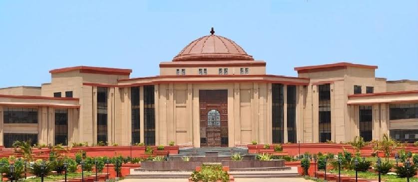 बलौदाबाजार के स्कूल में बच्चों को परोसा गया कुत्ते का जूठा भोजन, हाईकोर्ट सख्त, शिक्षा सचिव से मांगा जवाब, पूछा- बच्चों की जान से खिलवाड़ पर कब होगी कार्रवाई? 1 images 16 4