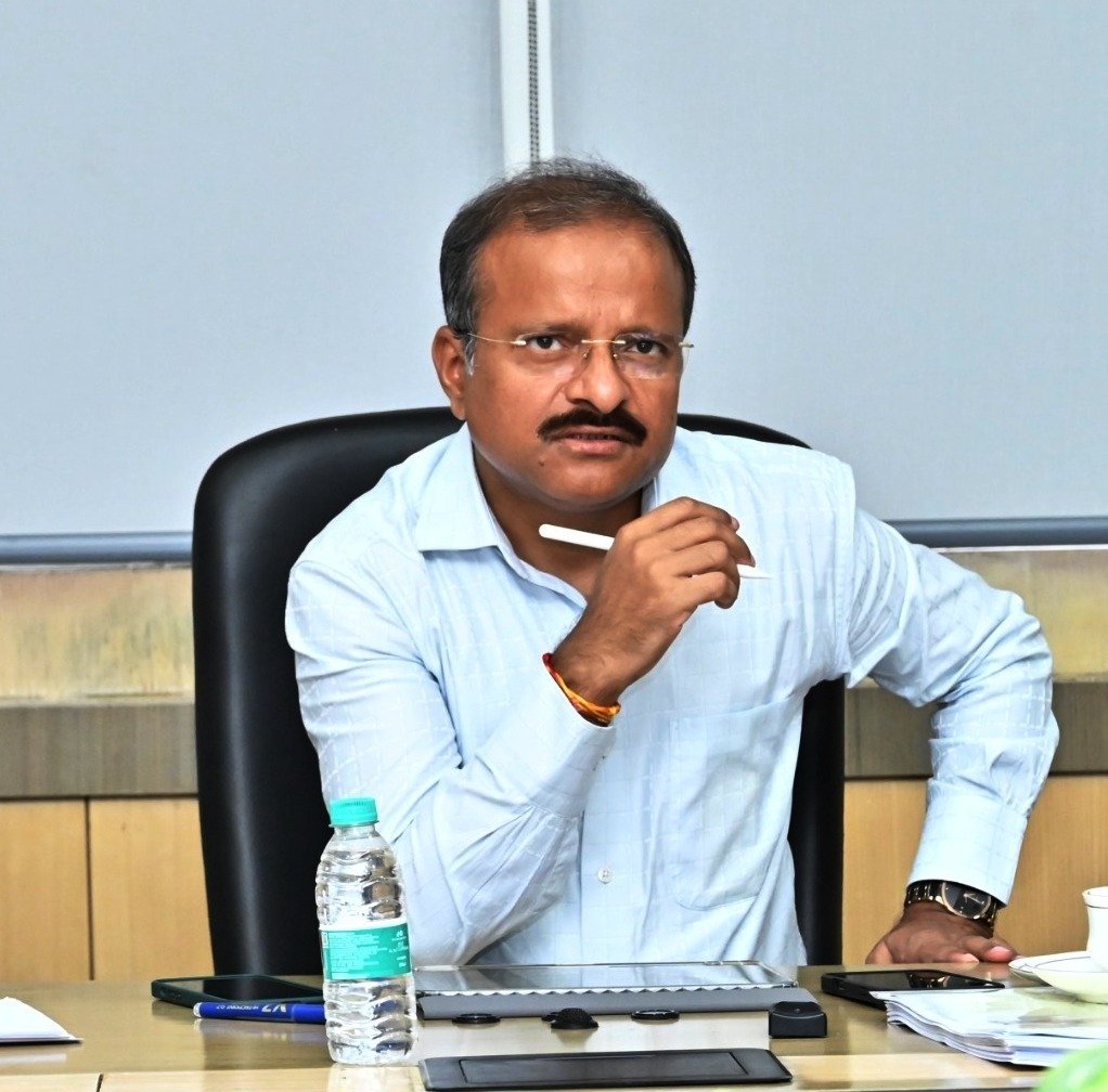 नक्सल प्रभावित जिलों में विकास योजनाओं की समीक्षा, गाँव-गाँव तक पहुँच सुनिश्चित करने के निर्देश 1 IMG 20250912 WA0052