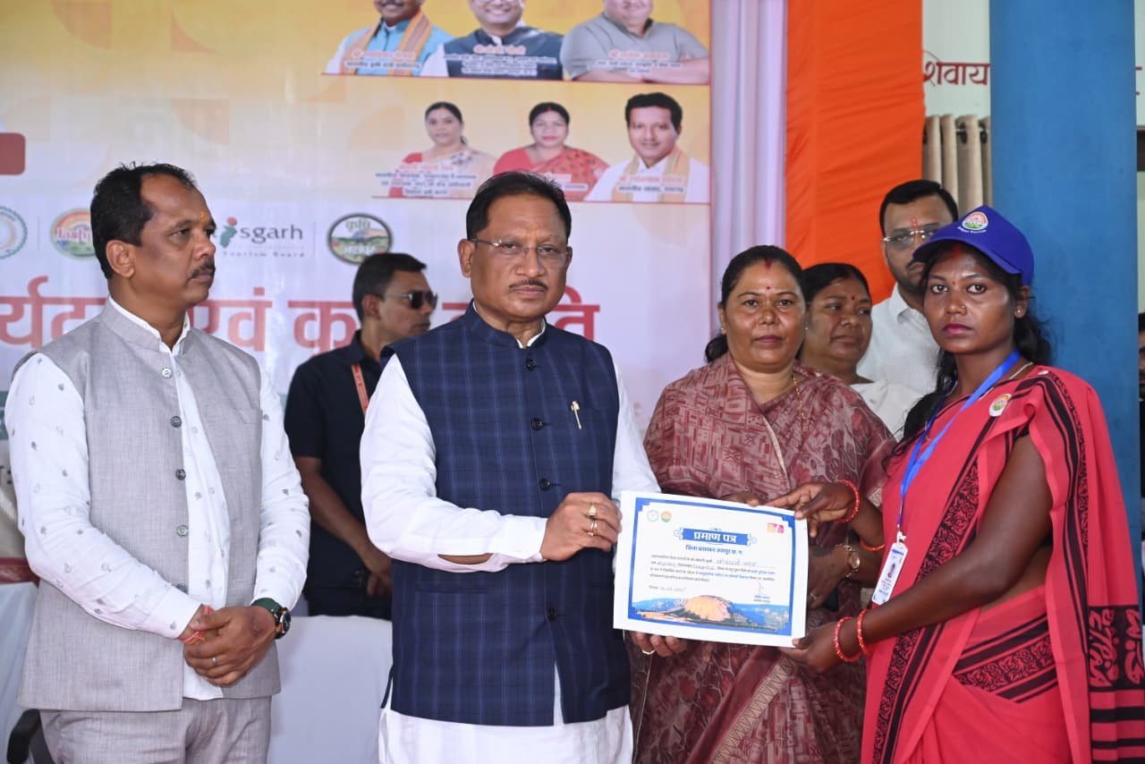 जशपुर में पर्यटन की नई सौगात: CM विष्णुदेव साय ने पाँच गाँवों में शुरू की होम-स्टे योजना, मिलेगी स्थानीय संस्कृति को वैश्विक पहचान 1 IMG 20250914 WA0005