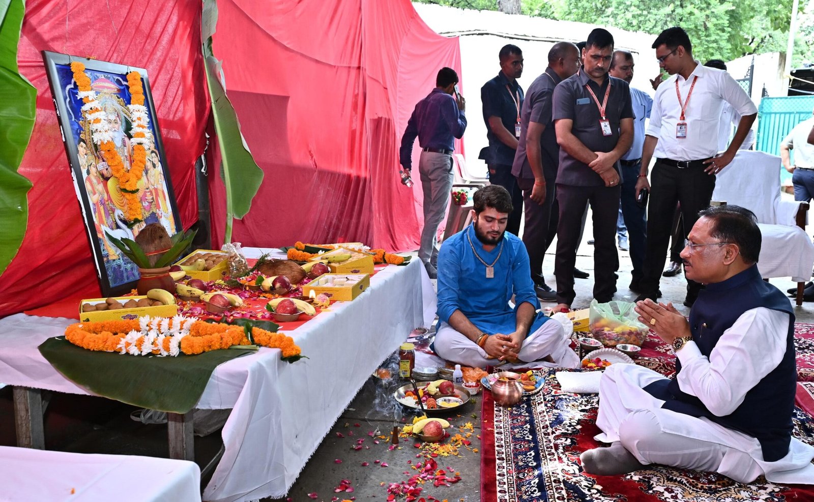 मुख्यमंत्री विष्णु देव साय ने राजधानी रायपुर में भगवान विश्वकर्मा जयंती पर की पूजा-अर्चना, कहा- श्रम और सृजन की भावना को समाज में प्रतिष्ठित करना है आवश्यक 1 IMG 20250917 WA0034 scaled