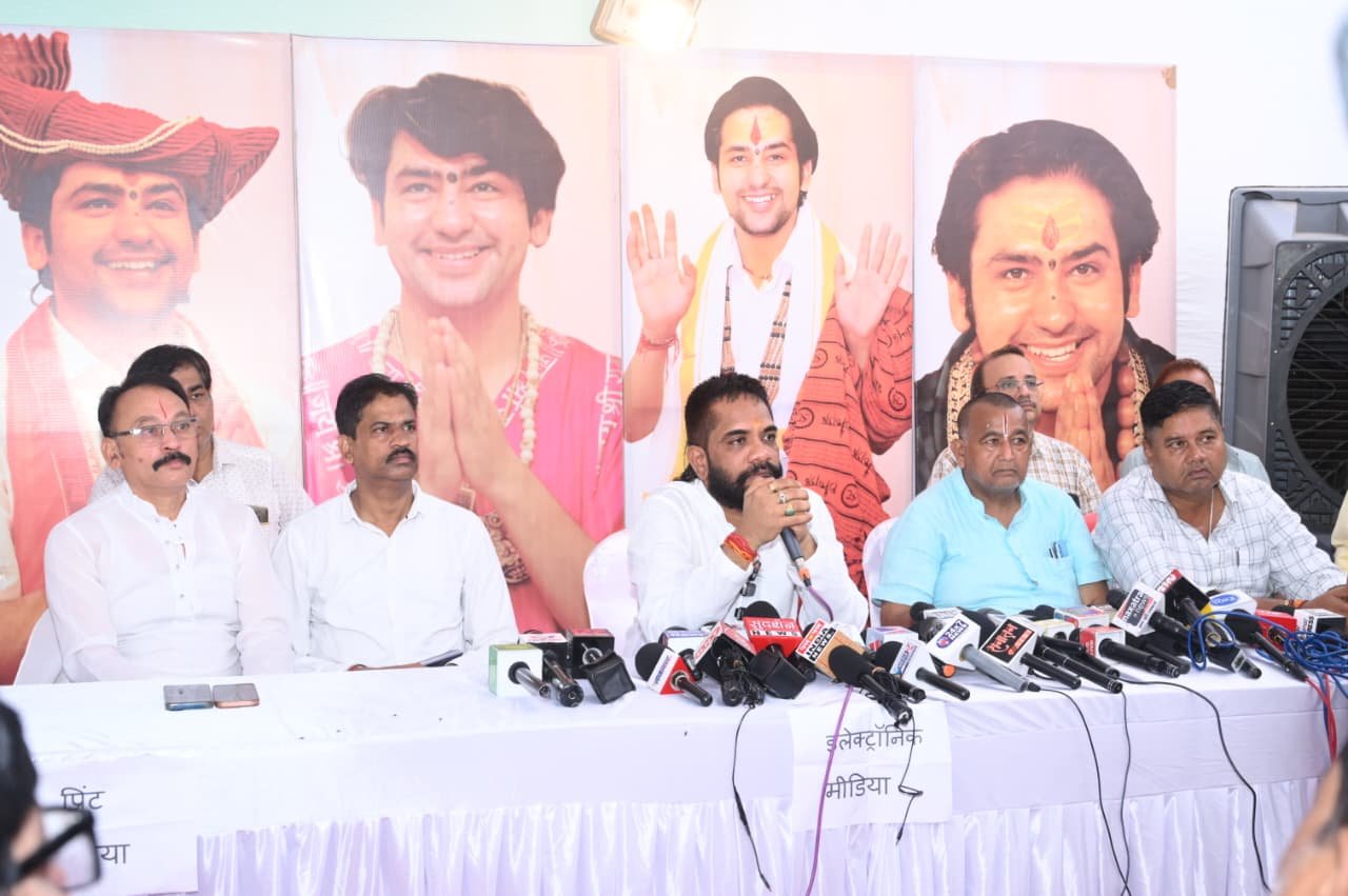 रायपुर में होगी भव्य श्री हनुमंत कथा: बागेश्वर धाम के धीरेंद्र कृष्ण शास्त्री करेंगे प्रवचन, मुख्यमंत्री विष्णुदेव साय समेत बड़े वीआईपी होंगे शामिल 1 IMG 20250928 WA0060