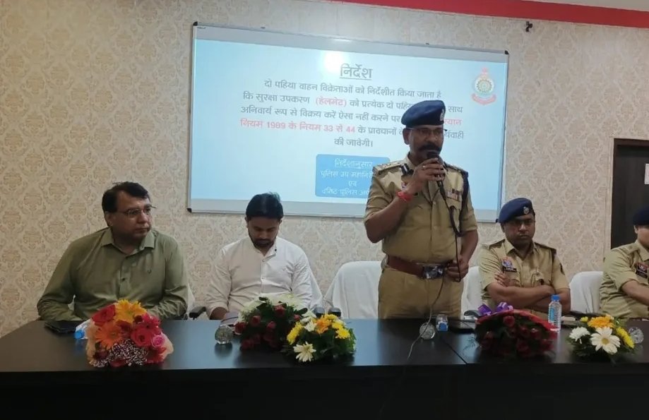 Raipur SSP Directs Two-Wheeler Dealers to Sell Helmets with Vehicles 1 image editor output image 1363359587 1756879878304
